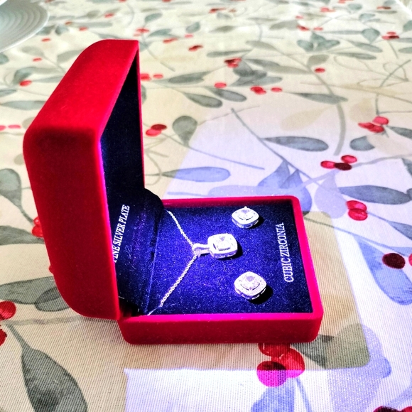 Sparkle Allure Light Up Box 2-pc. Chain and earrings pure silver Jewelry, NEW - Picture 3 of 7